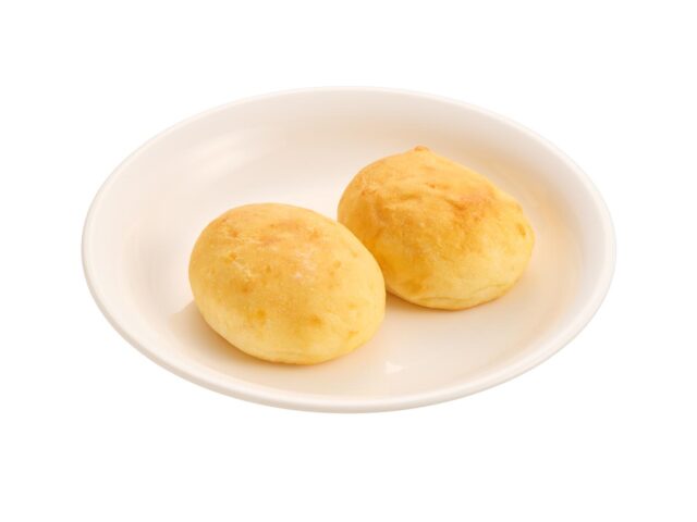 Pão de queijo divulgado na Expo 2025. Restaurante Kurasushi comercializa o produto tipicamente brasileiro