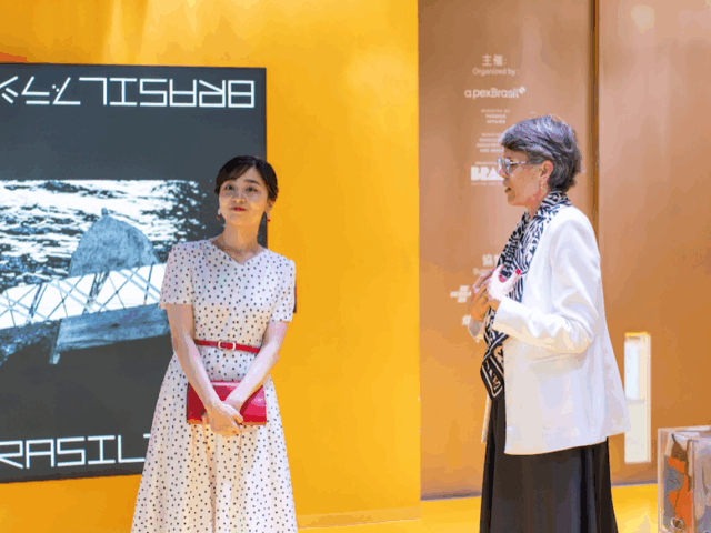 Princesa Kako visita o Pavilhão Brasil
